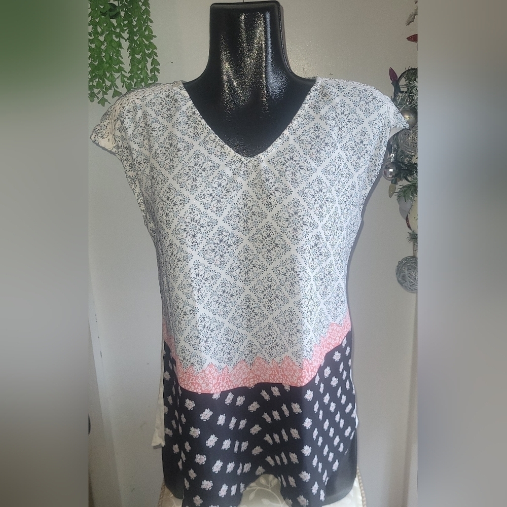 Maurices Short Drop Sleeve Top With Cutout Backing Size L
